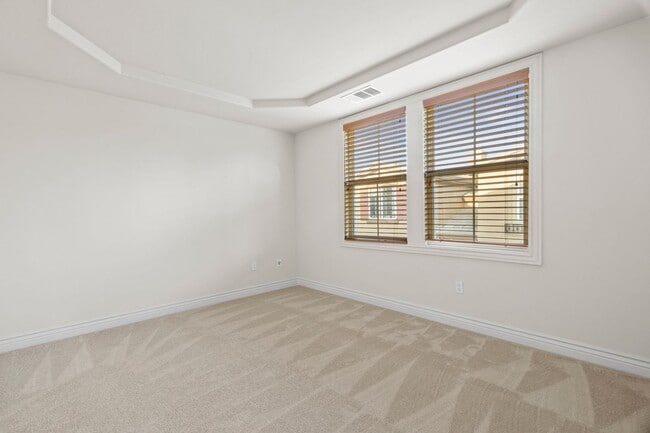 Building Photo - PRIVATE TOWNHOME NEAR DOWNTOWN STROLL TO E...