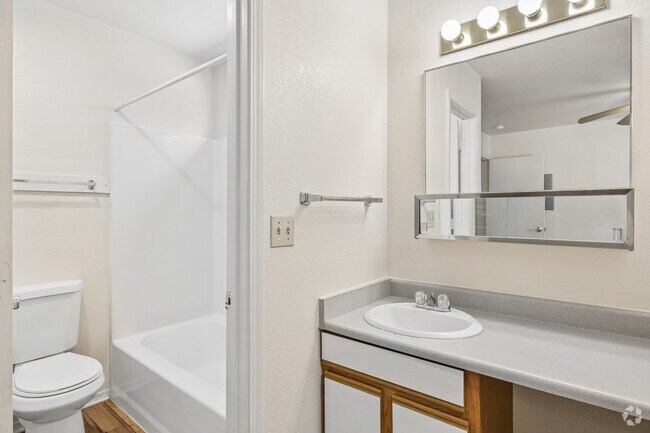4 habitaciones, 4 baños - 1500 pies cuadrados - Baño principal - Wavertree Apartments