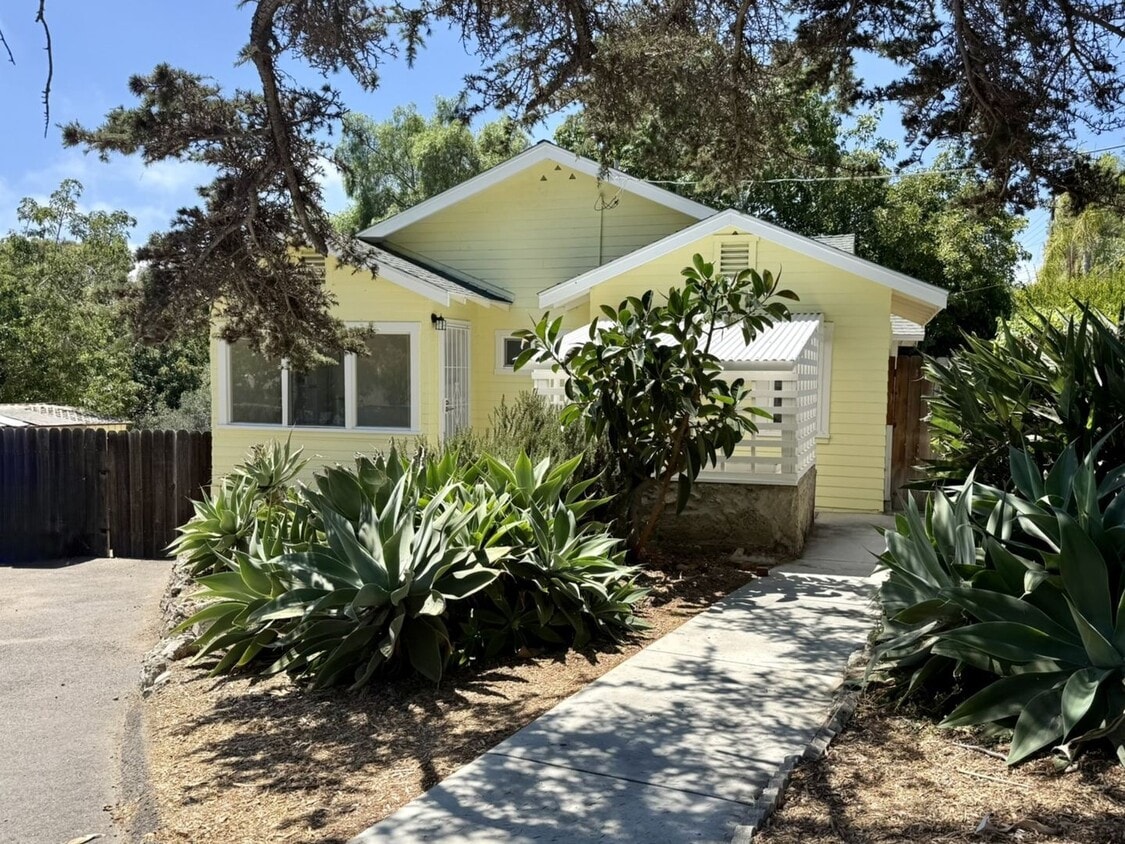 Primary Photo - Charming Cottage in Fire Mtn.