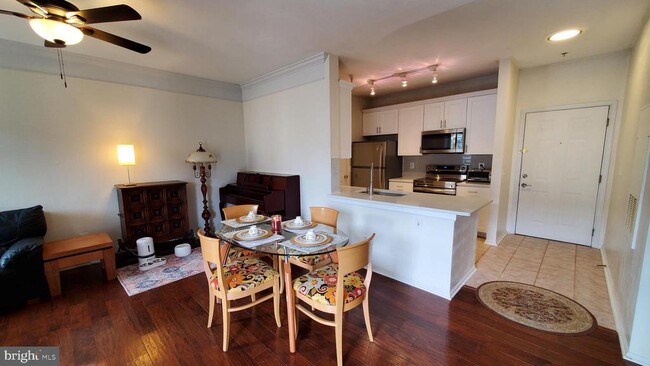 Foto del edificio - 1600 Spring Gate Dr.