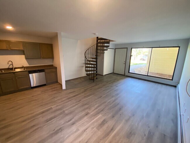 Building Photo - Updated 2br/1ba Townhome in Brooklyn Park
