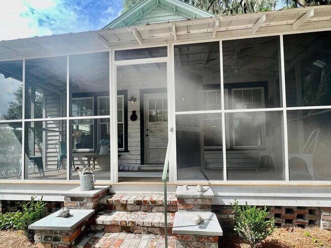 Building Photo - Low Country Cottage located in the Heart o...