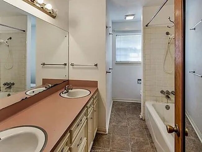 Building Photo - Bryan - 5 bedrooms / 3 bath home near John...