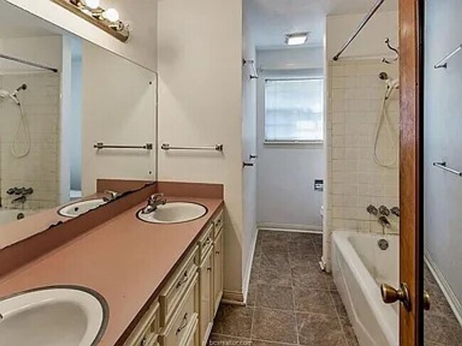 Foto del edificio - Bryan - 5 bedrooms / 3 bath home near John...