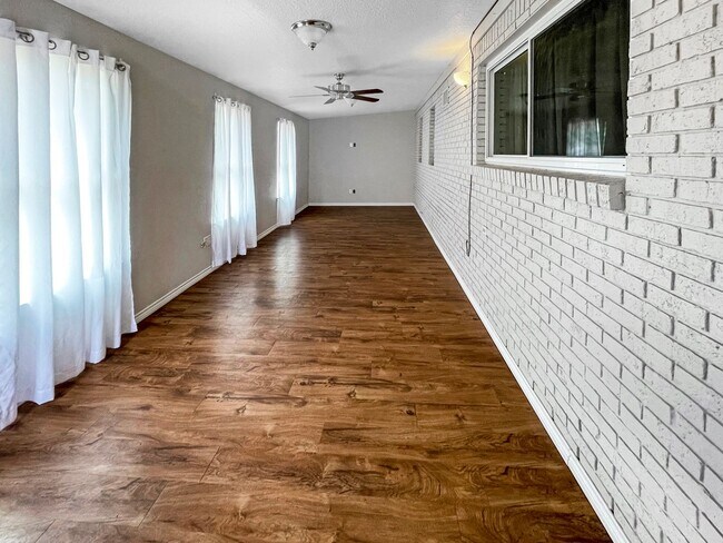 Building Photo - 129 W Alto Dr