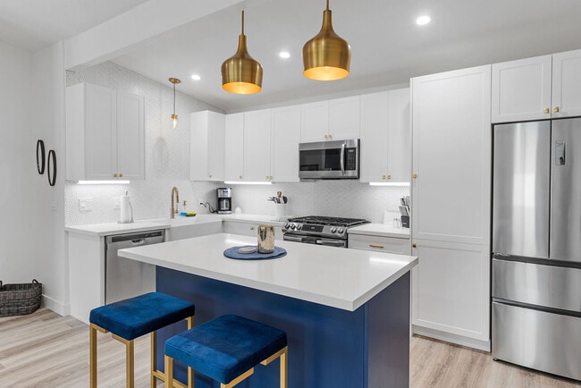 Building Photo - 2004 Marshallfield Ln