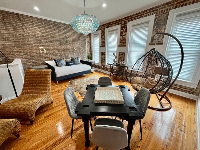 Building Photo - 9 S College St