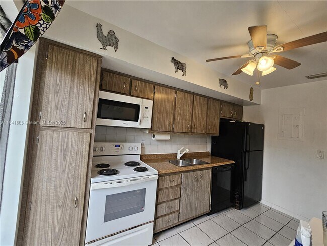 Foto del edificio - 1400 N 16th Ave