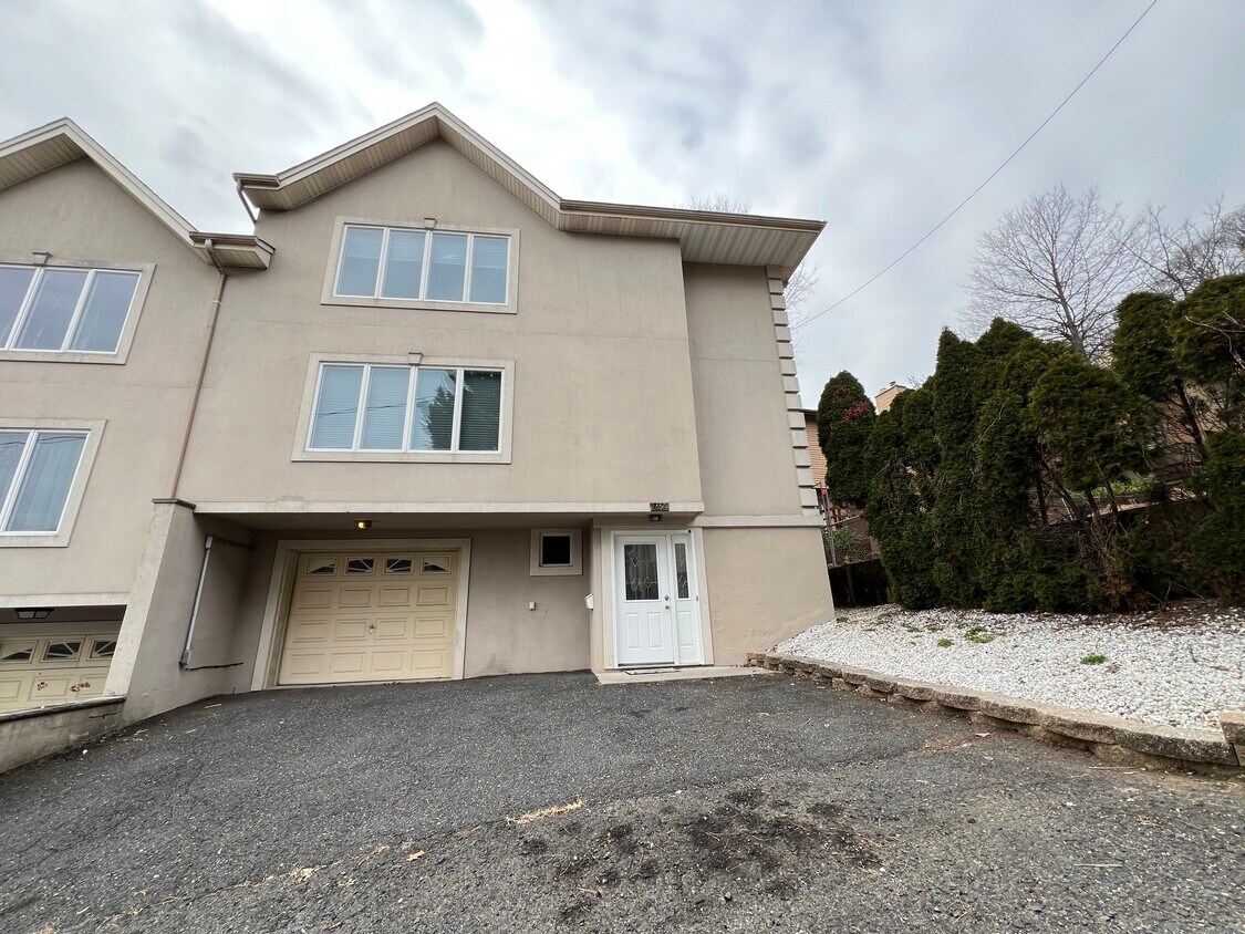 Primary Photo - 1454 River Rd