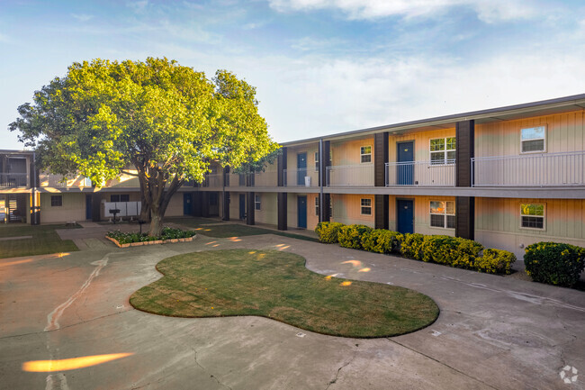 Patio del lado B - Courtyards by the Lake