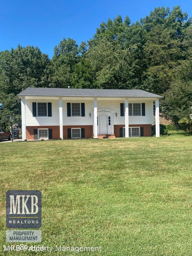 Building Photo - 4 br, 2.5 bath House - 3925 Belle Meade Drive