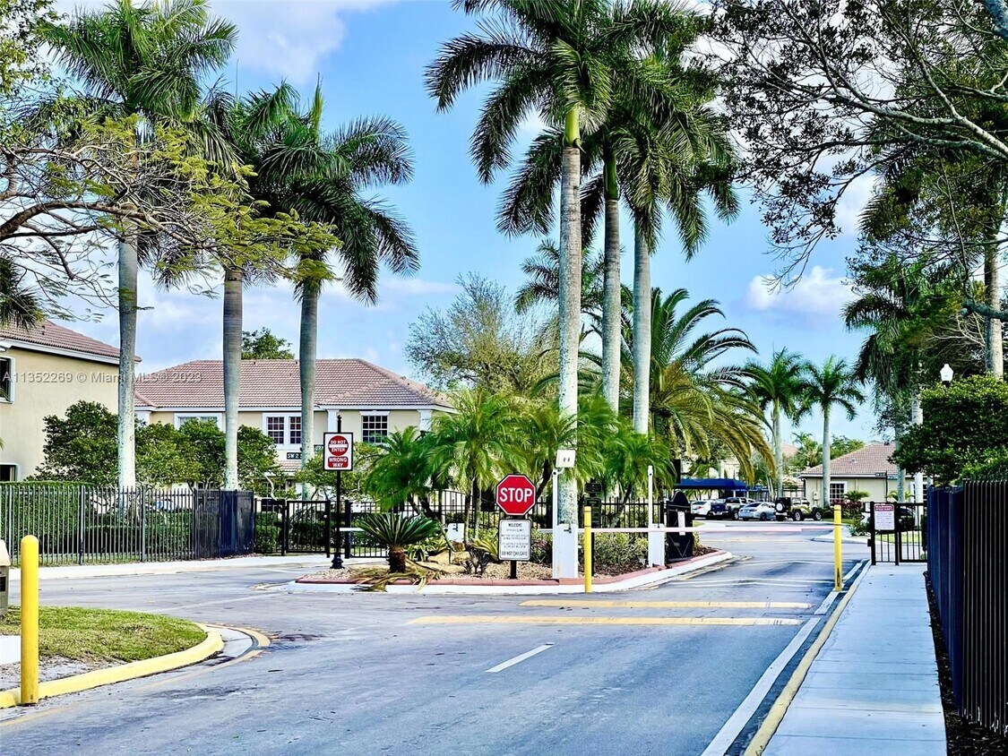 Foto principal - 12171 SW 4th St