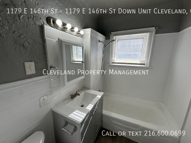 Building Photo - Renovated Cleveland Duplex