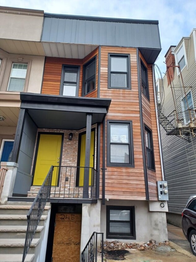 Primary Photo - 245 Summit Ave