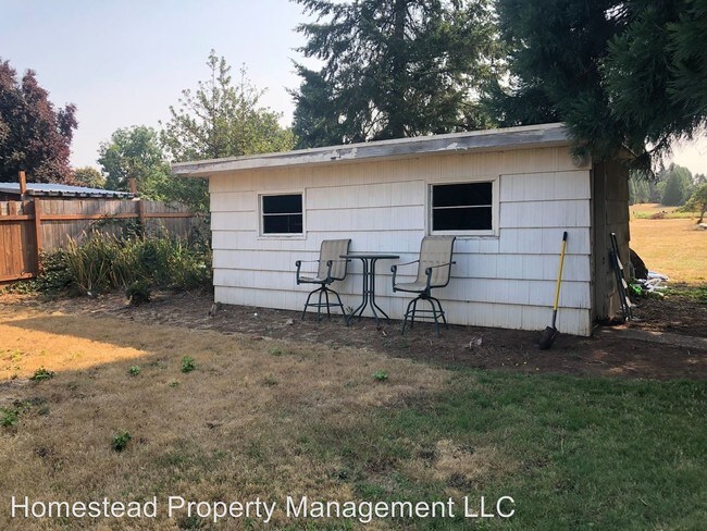 Building Photo - 184-192 SE Lacreole Dr