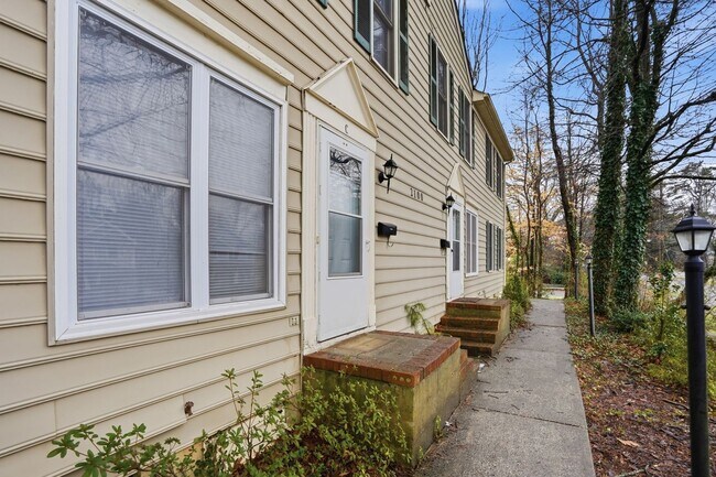 Foto del edificio - Oakhurst Living at Its Finest (Fresh Paint - New Carpet)