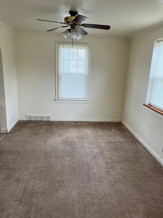 Building Photo - HOWLAND 3 BEDROOM HOME