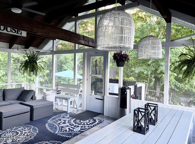 Foto del edificio - 422 Paradise Point Rd