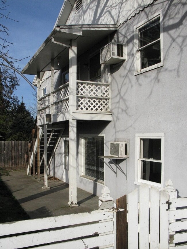 Building Photo - 831 Niantic St