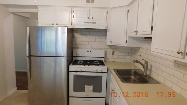 Building Photo - 444 N Fox Hills Dr