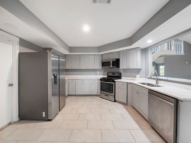 Building Photo - 3207 S Greenpark Dr