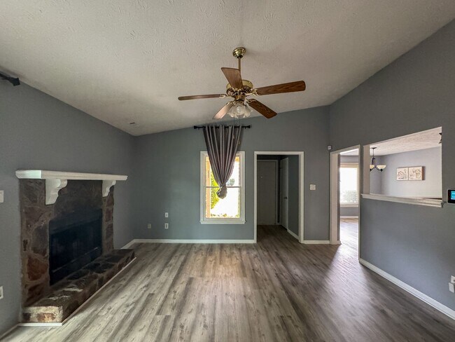 Foto del edificio - Charming 3 Bed 2 Bath Home with Fenced Yard