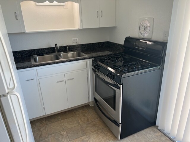 Baltic granite counter and self cleaning stove - 81 W Southern St