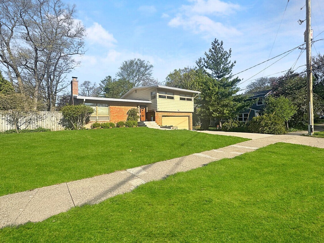 Foto del edificio - 1353 Pinecrest Ave SE