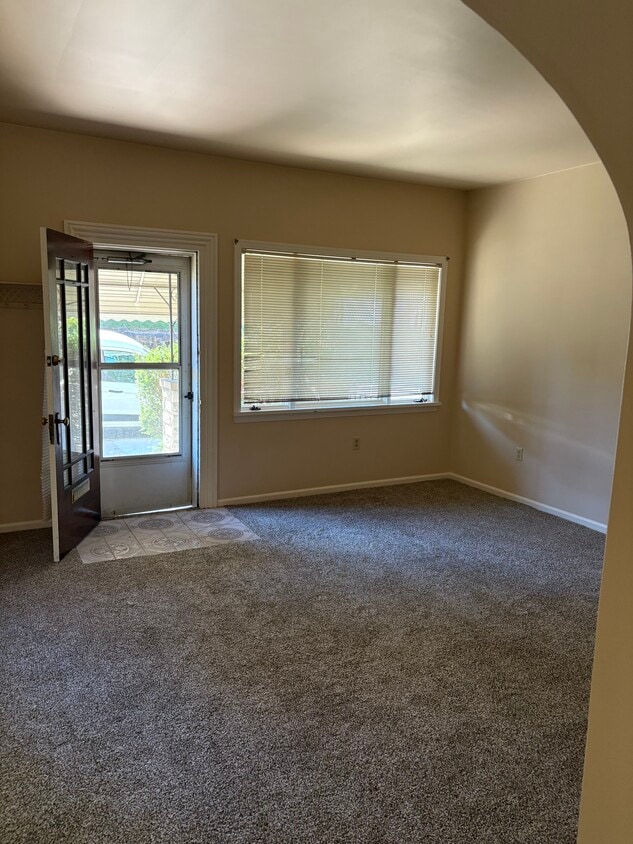 Front entrance to living room - 311 Oakland Ave
