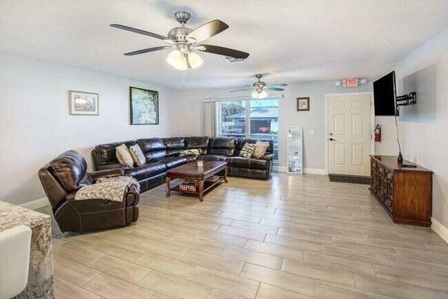 Building Photo - 120 E Park Ln