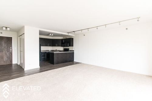 Building Photo - 1133 N La Salle Dr