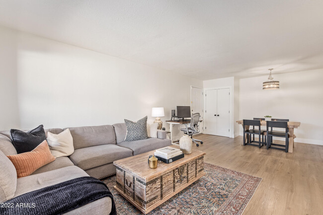 Foto del edificio - 3825 E Camelback Rd