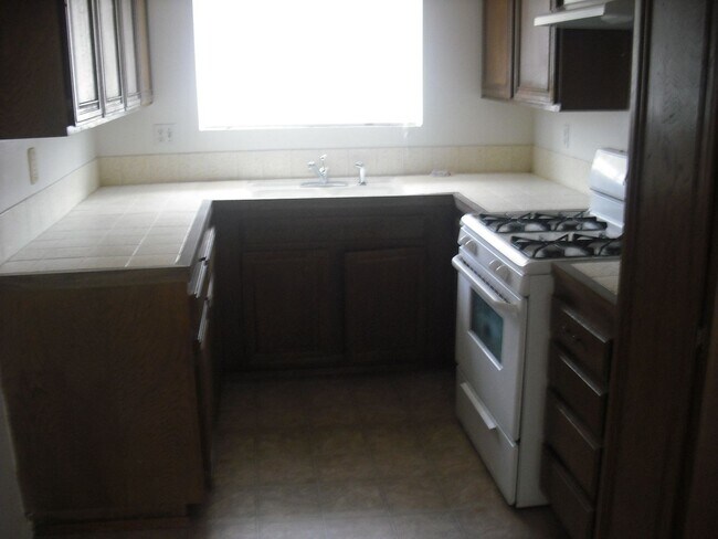 Building Photo - Marina Village Penthouse garage & all gas appliances