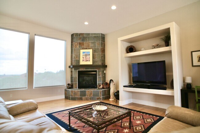 Foto del edificio - Mountain and City Views from this Furnished Rental!