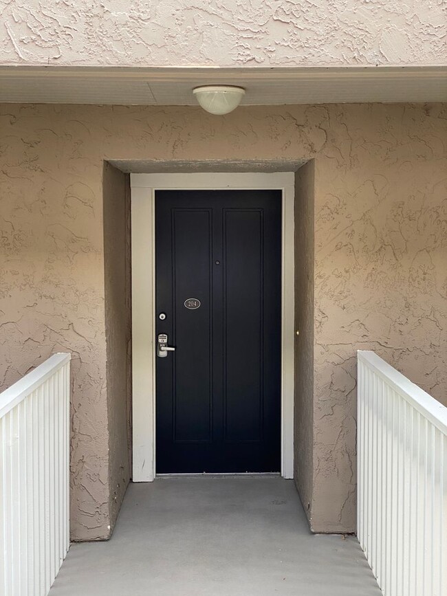 Building Photo - Gorgeous Remodeled 1BR Condominium in Sharon Heights