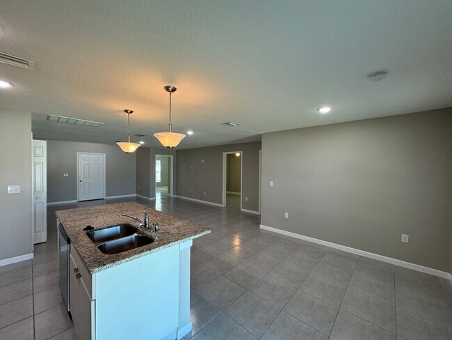 Building Photo - INCREDIBLE 4 Bedroom, 2 Bathroom Home in P...