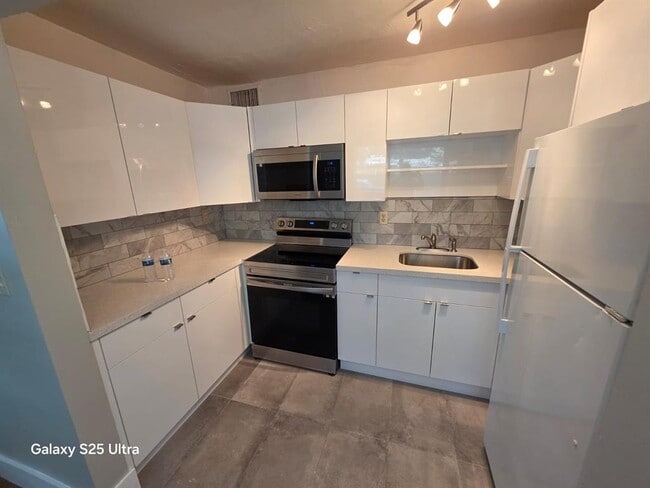 Building Photo - 4732 SW 33rd Ave