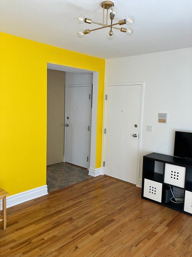 Foto del edificio - Charming 1BR Condo in Mayfair area, with n...