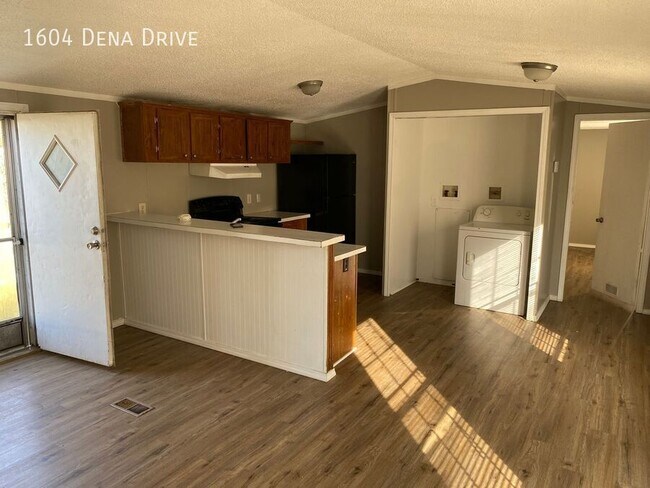 Foto del edificio - 1604 Dena Dr