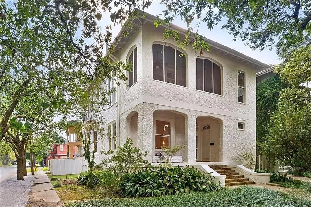 UPPER APARTMENT OF THIS BEAUTIFUL 2 STORY DUPLEX ON CORNER LOT WITH FENCED IN BACK YARD WITH PARKING - 8 Neron Pl