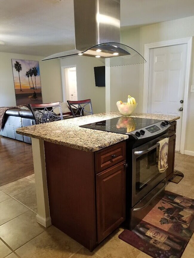 Building Photo - Furnished 3-Bedroom Pool Home