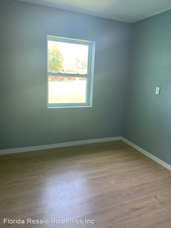 Building Photo - 4 br, 1 bath House - 23476 Harper Ave