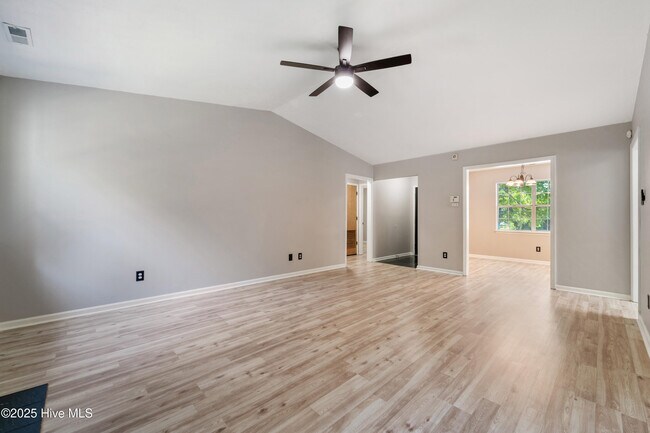 Foto del edificio - 3043 Foxhorn Rd