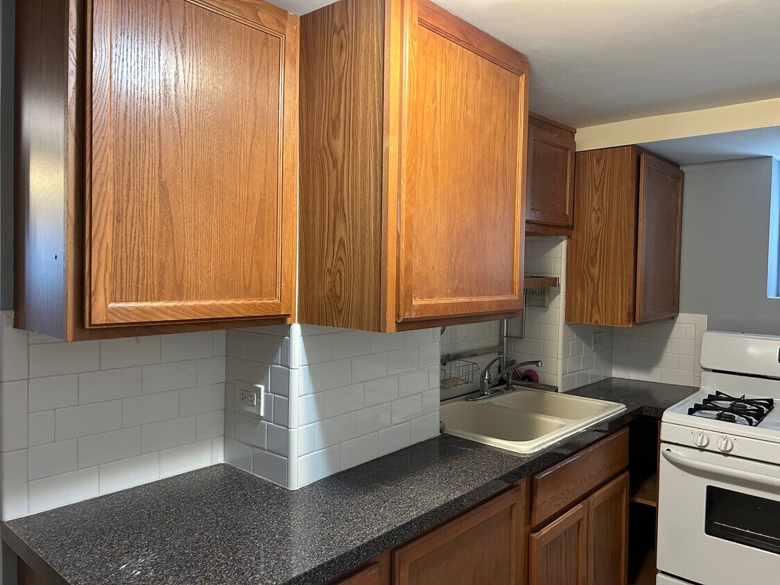Kitchen - 2438 W Eastwood Ave