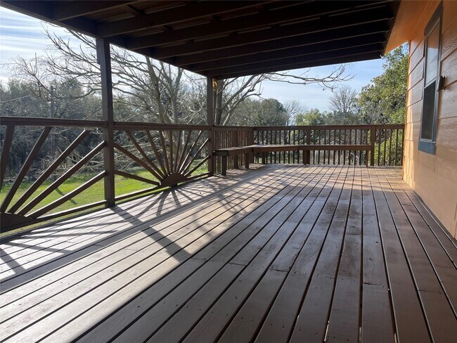 Foto del edificio - 230 Six Pines Rd