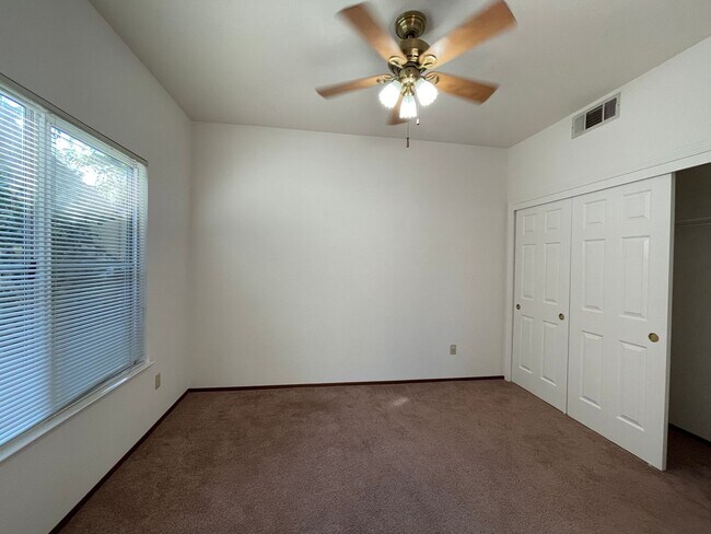 Building Photo - Private 2bd/1ba Condo with 1 car garage - Available Now!