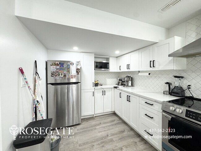 Photo du bâtiment - Spacious 1-Bedroom Walkout Basement Apartment with Utilities & Internet Included in Etobicoke