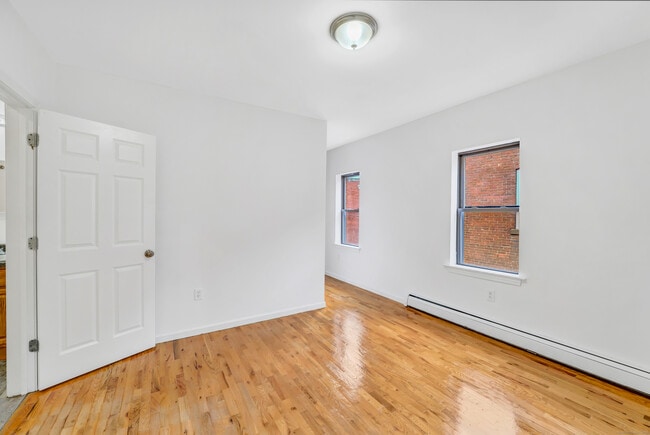 Building Photo - 1004 Broad St