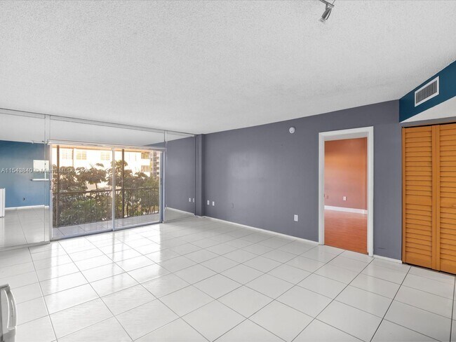 Foto del edificio - 4172 Inverrary Dr