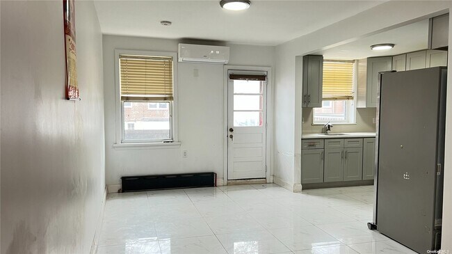 Foto del edificio - 144-43 69th Rd